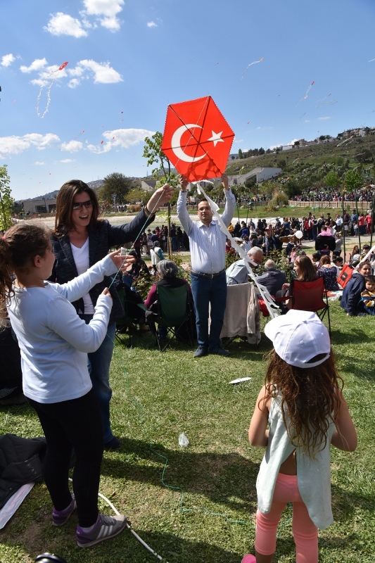 Bornova'daki uçurtma şenliğine yoğun ilgi
