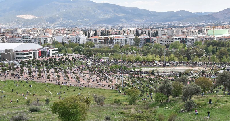 Bornova'daki uçurtma şenliğine yoğun ilgi