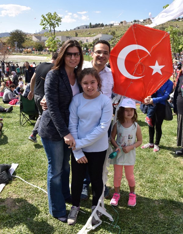 Bornova'daki uçurtma şenliğine yoğun ilgi