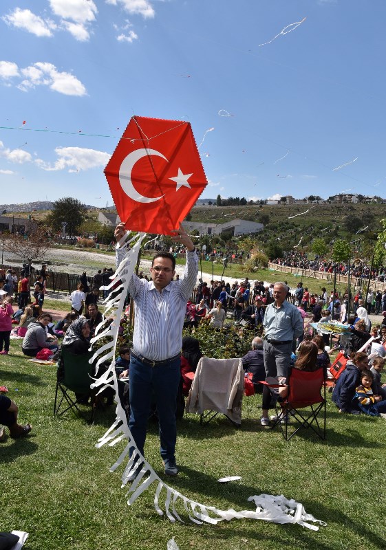 Bornova'daki uçurtma şenliğine yoğun ilgi