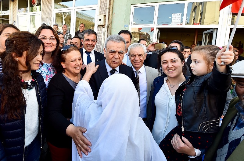 Kocaoğlu'na ilçe ziyaretlerinde sürpriz karşılama