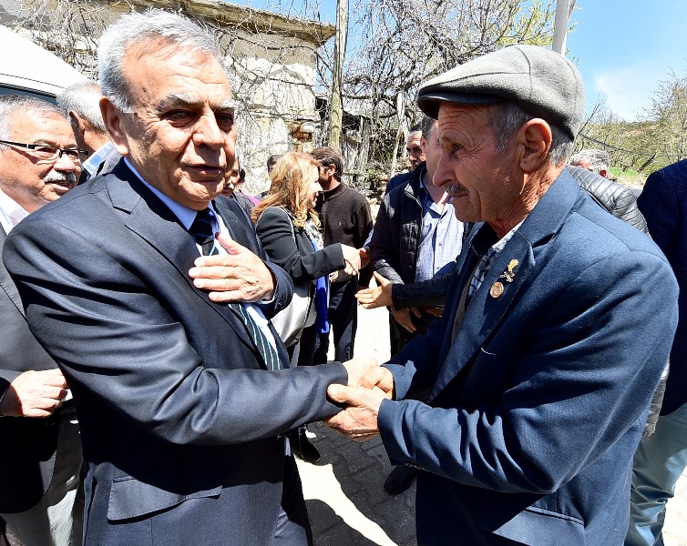 Kocaoğlu'na ilçe ziyaretlerinde sürpriz karşılama