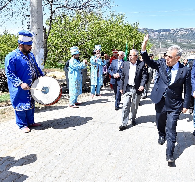 Kocaoğlu'na ilçe ziyaretlerinde sürpriz karşılama