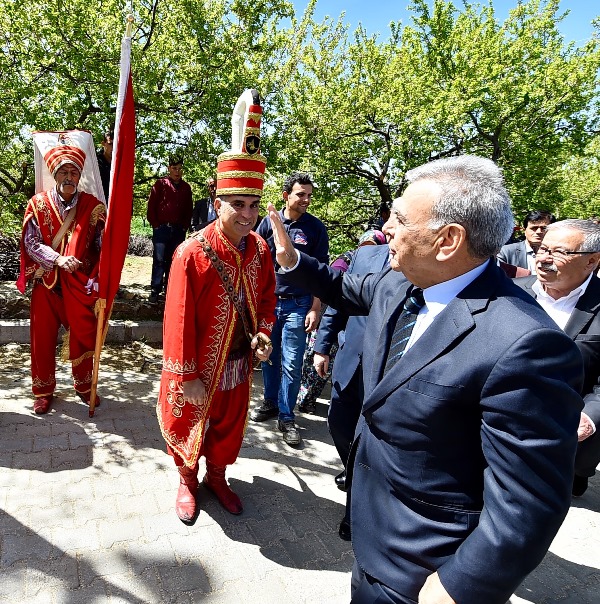 Kocaoğlu'na ilçe ziyaretlerinde sürpriz karşılama