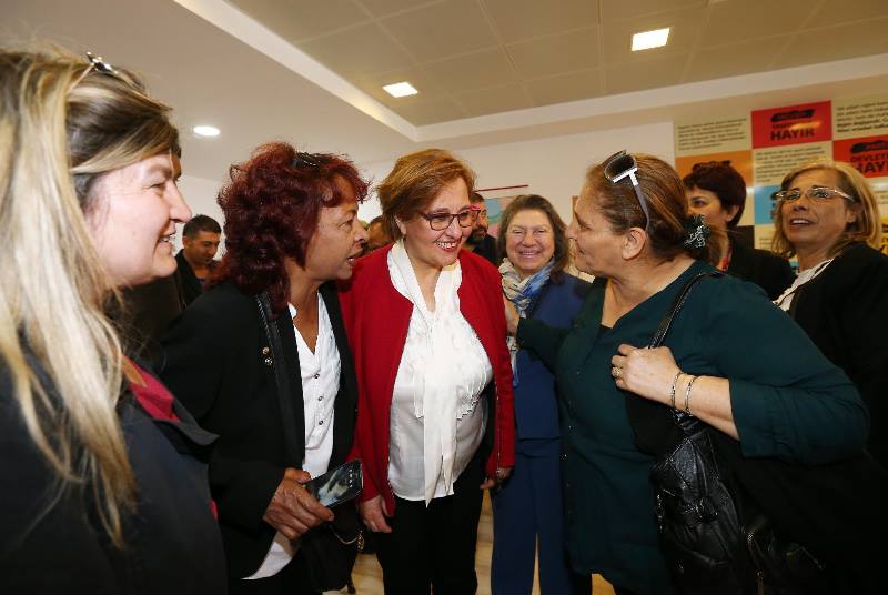 CHP'li vekillerden karanfilli 'Hayır' mesaisi