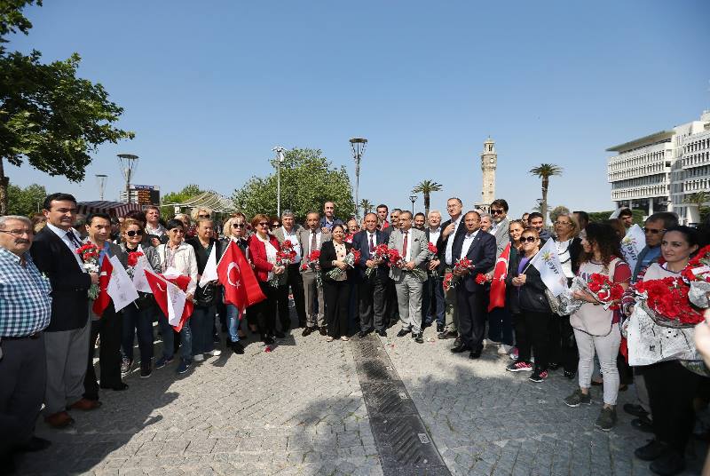 CHP'li vekillerden karanfilli 'Hayır' mesaisi