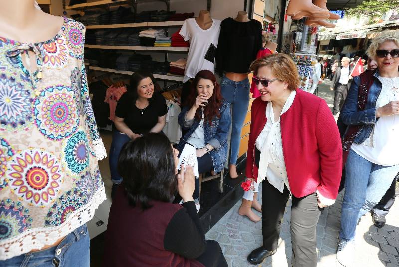 CHP'li vekillerden karanfilli 'Hayır' mesaisi