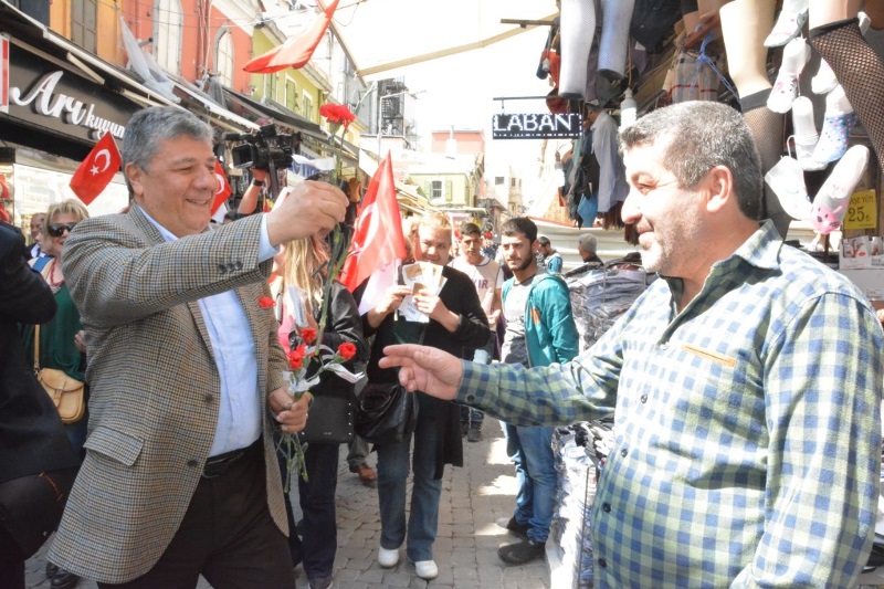 CHP'li vekillerden karanfilli 'Hayır' mesaisi
