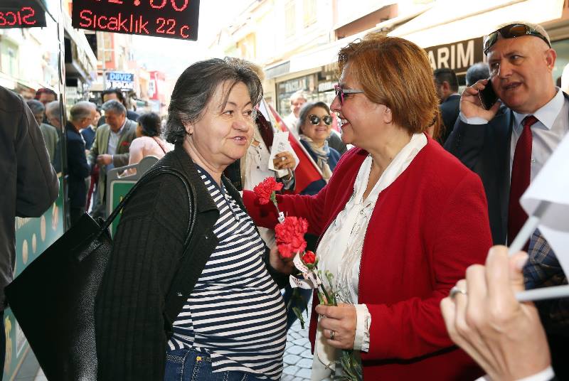 CHP'li vekillerden karanfilli 'Hayır' mesaisi