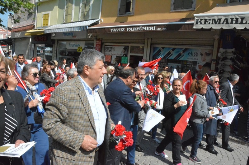 CHP'li vekillerden karanfilli 'Hayır' mesaisi