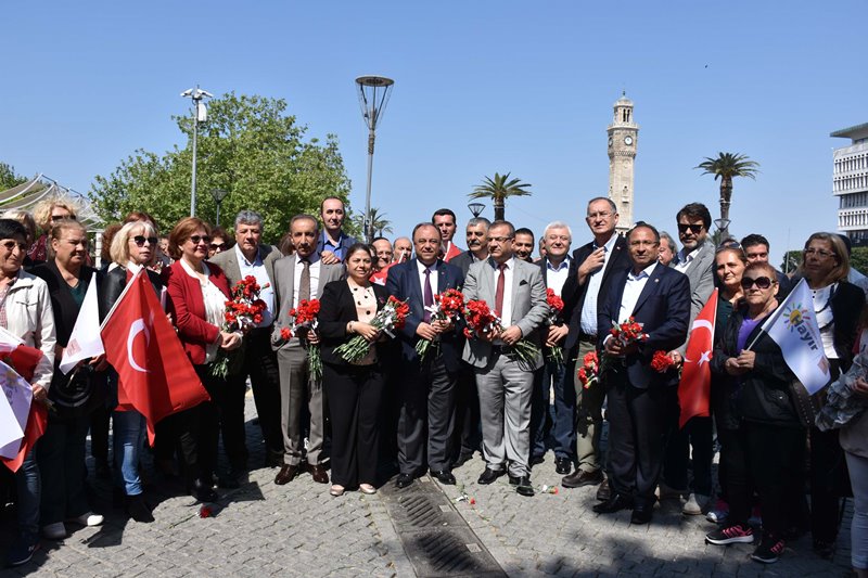 CHP'li vekillerden karanfilli 'Hayır' mesaisi