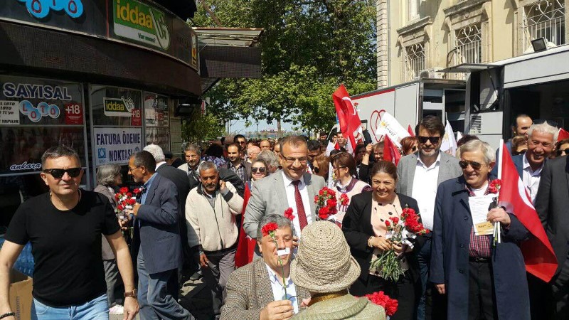 CHP'li vekillerden karanfilli 'Hayır' mesaisi