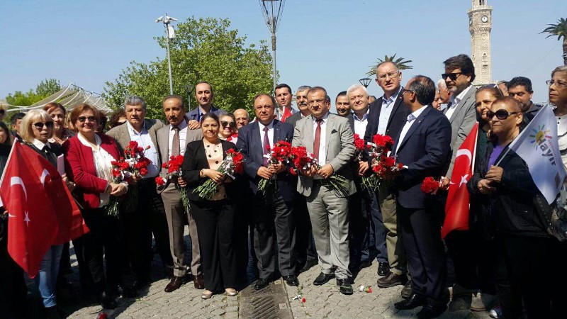CHP'li vekillerden karanfilli 'Hayır' mesaisi