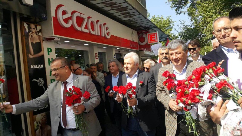 CHP'li vekillerden karanfilli 'Hayır' mesaisi