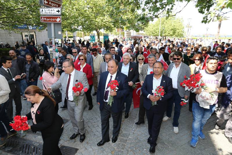 CHP'li vekillerden karanfilli 'Hayır' mesaisi