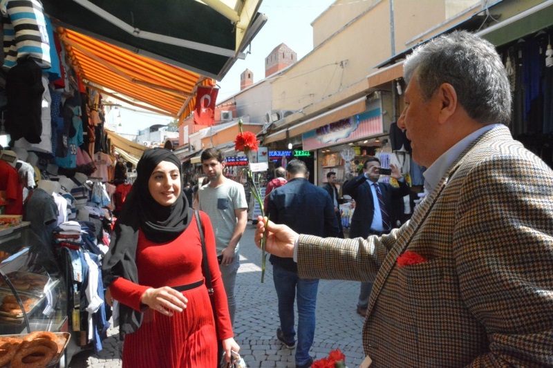 CHP'li vekillerden karanfilli 'Hayır' mesaisi