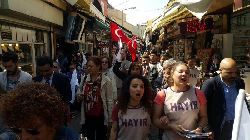 CHP'li vekillerden karanfilli 'Hayır' mesaisi