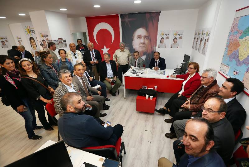 CHP'li vekillerden karanfilli 'Hayır' mesaisi