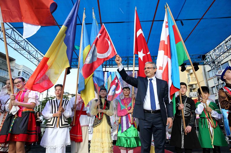 Dünya çocukları Karşıyaka'da buluştu