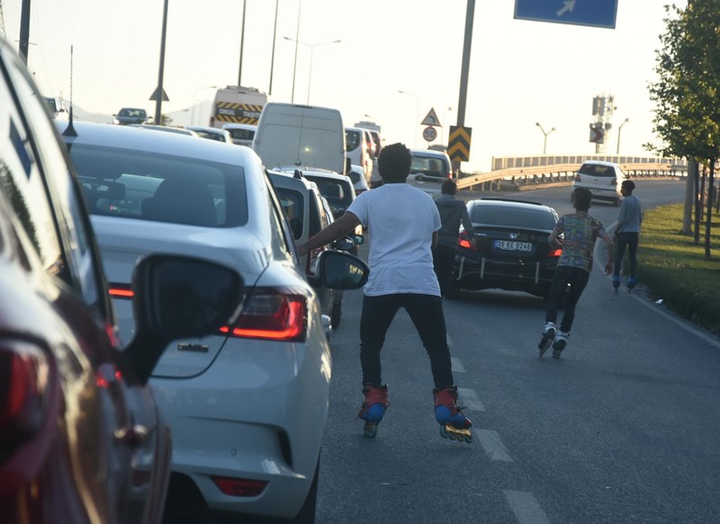 İzmir'de patenli gençlerin tehlikeli oyunu