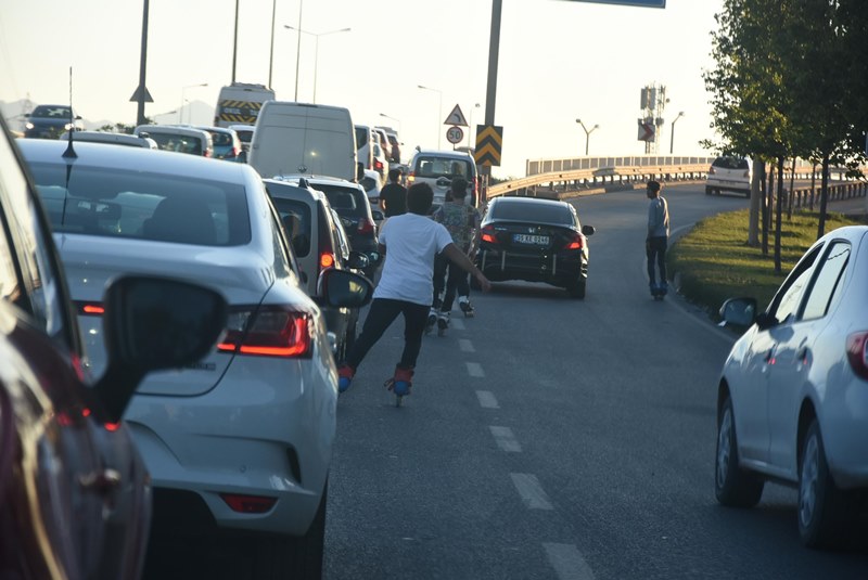 İzmir'de patenli gençlerin tehlikeli oyunu