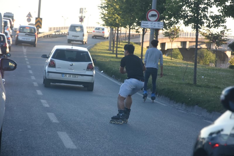 İzmir'de patenli gençlerin tehlikeli oyunu