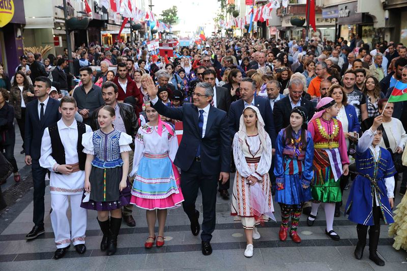 Dünya çocukları Karşıyaka'da buluştu