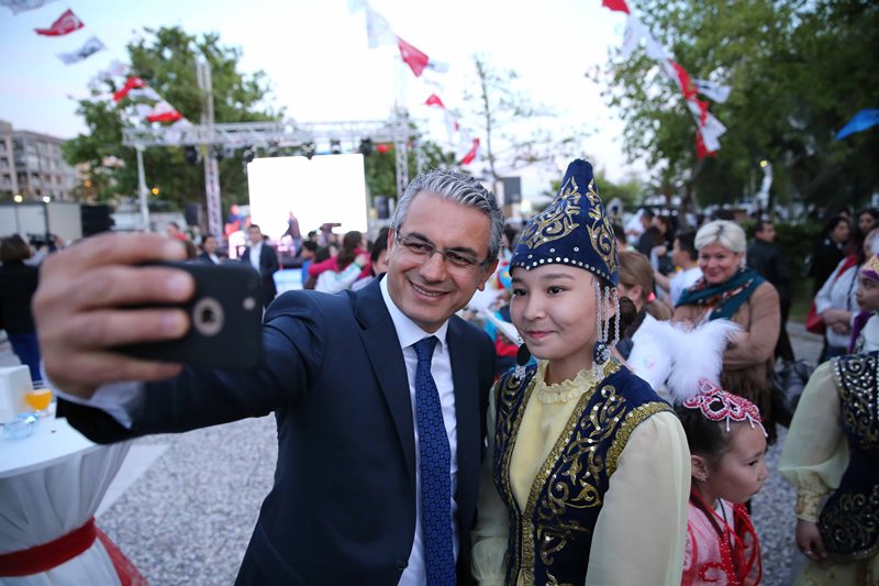 Dünya çocukları Karşıyaka'da buluştu