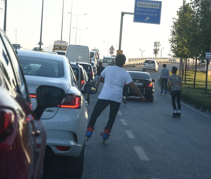 İzmir'de patenli gençlerin tehlikeli oyunu