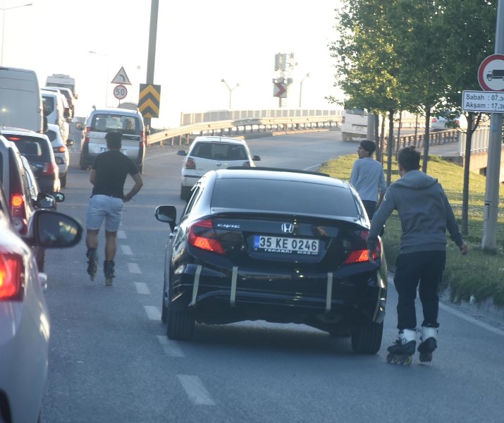 İzmir'de patenli gençlerin tehlikeli oyunu