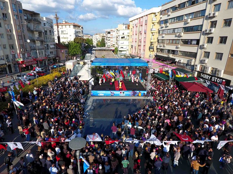 Dünya çocukları Karşıyaka'da buluştu