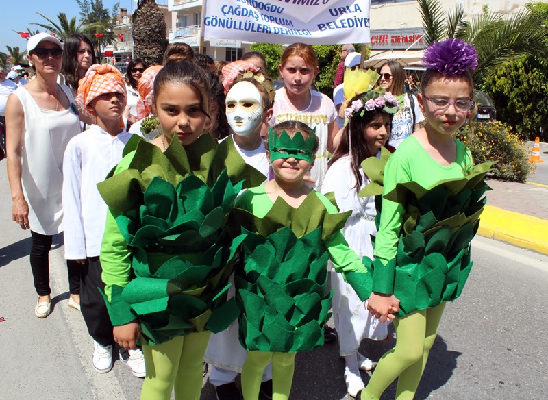 Urla'nın renkli festivali başladı