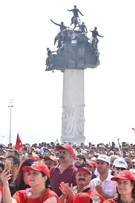 İzmir'de 1 Mayıs coşkusu