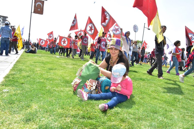 İzmir'de 1 Mayıs coşkusu