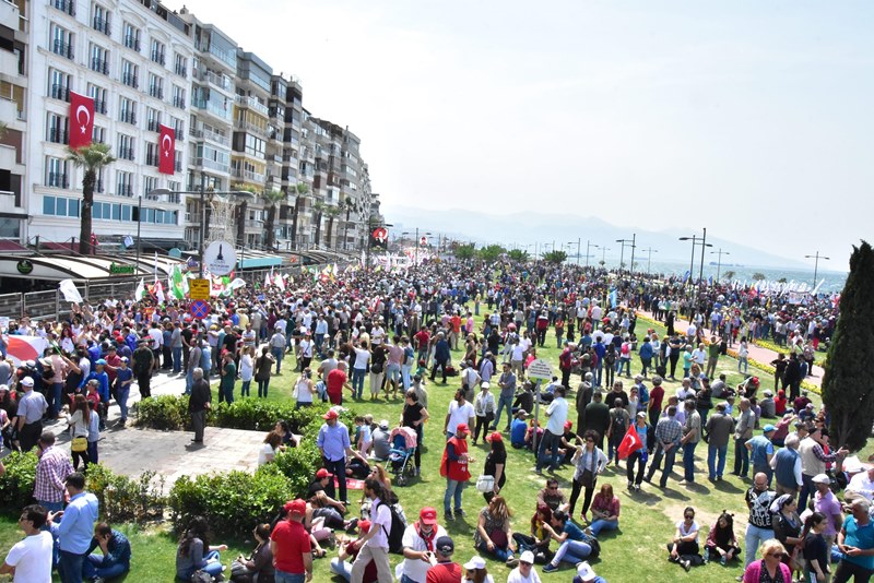 İzmir'de 1 Mayıs coşkusu