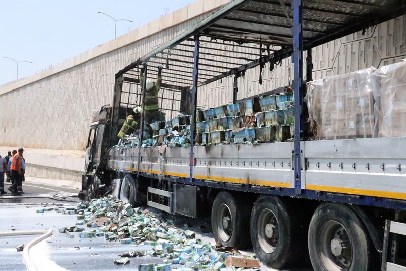 Süt yüklü TIR alev alev yandı
