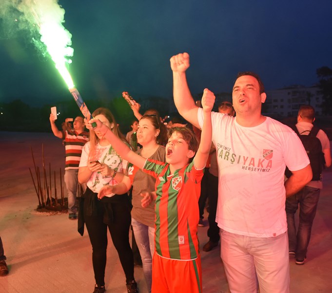 Karşıyaka’dan meşaleli protesto