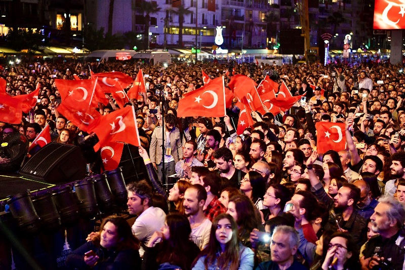 Gündoğdu'da Şebnem Ferah rüzgarı