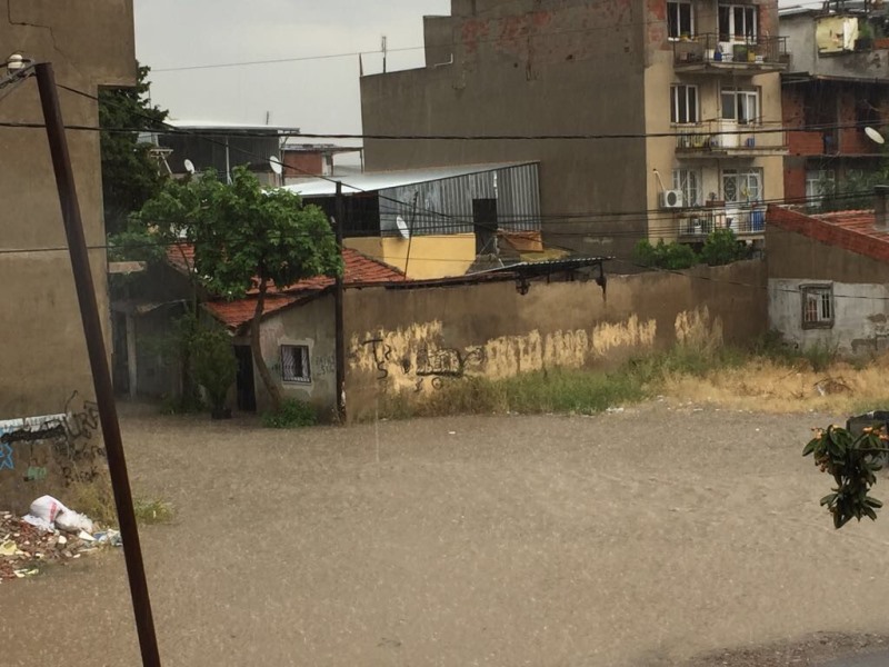 Şiddetli sağanak İzmir'i vurdu