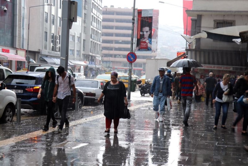 Şiddetli sağanak İzmir'i vurdu