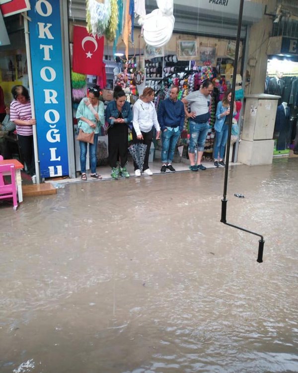 Şiddetli sağanak İzmir'i vurdu