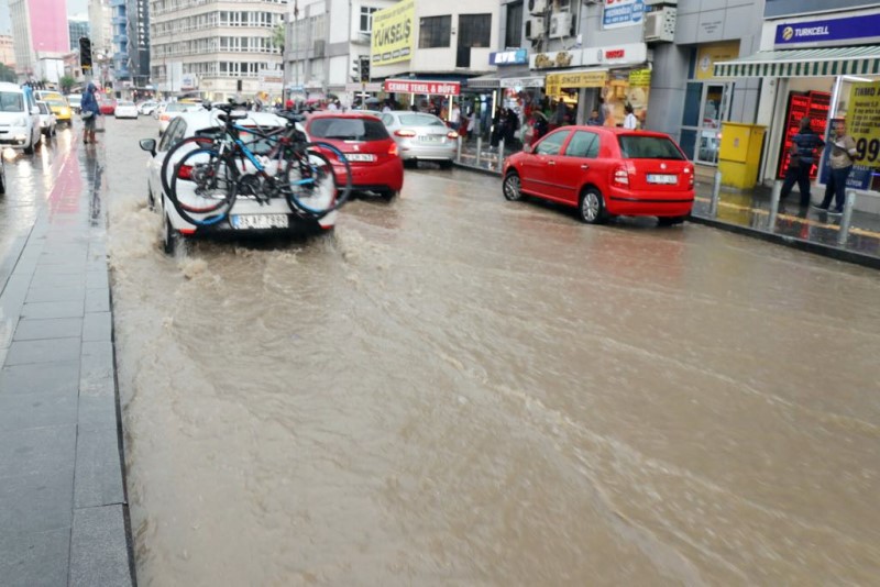 Şiddetli sağanak İzmir'i vurdu
