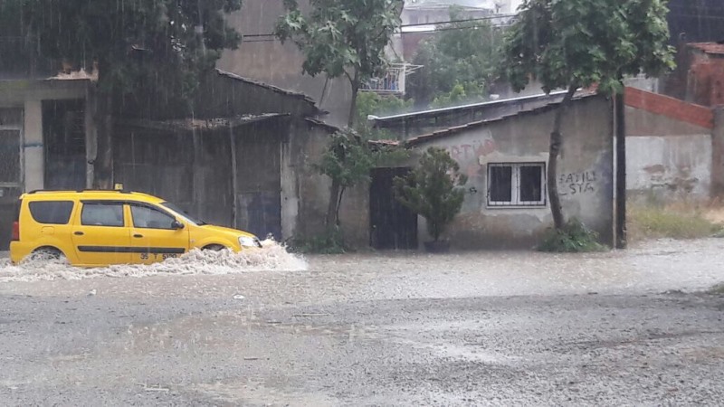Şiddetli sağanak İzmir'i vurdu