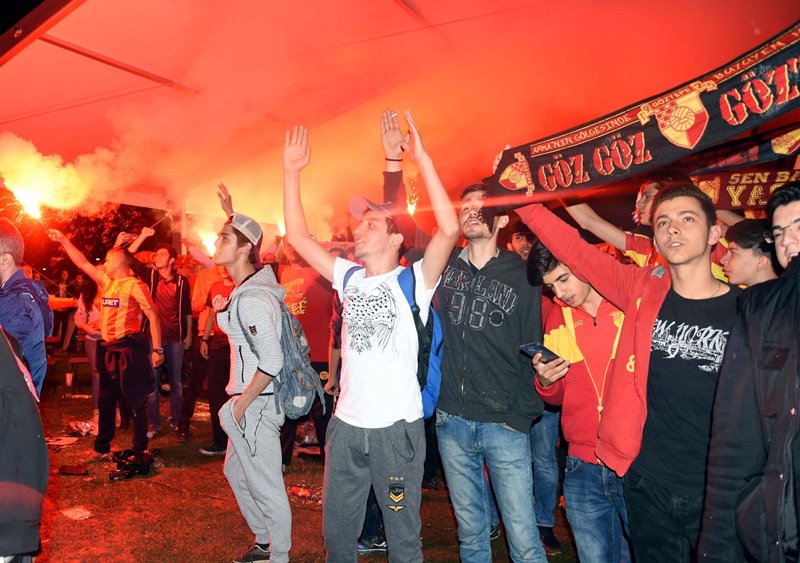 Bornova'da yağmur altında Göztepe coşkusu
