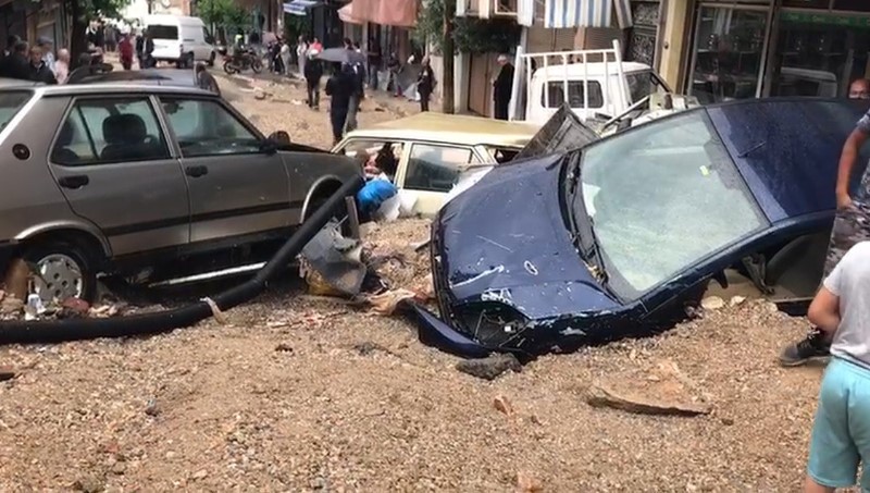 Şiddetli sağanak İzmir'i vurdu