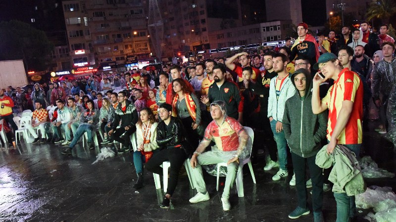 Bornova'da yağmur altında Göztepe coşkusu