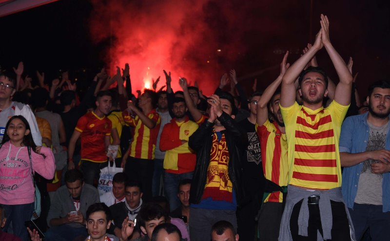 Bornova'da yağmur altında Göztepe coşkusu