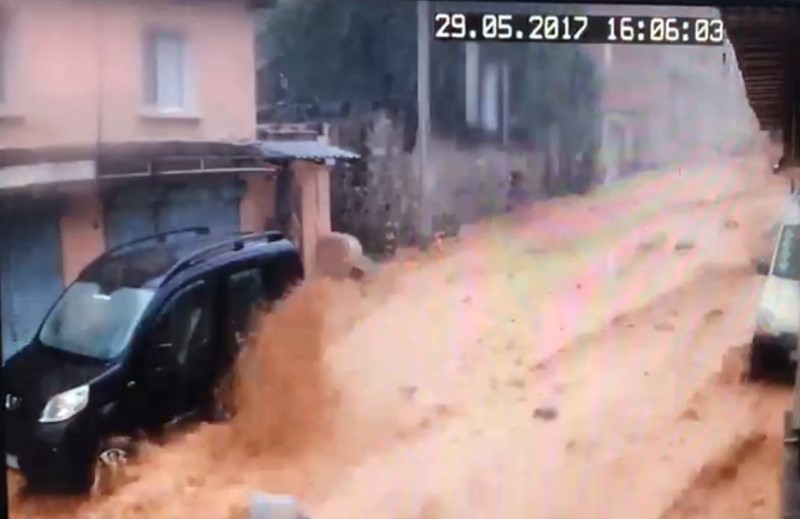 Şiddetli sağanak İzmir'i vurdu