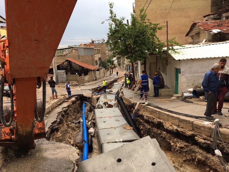 Şiddetli sağanak İzmir'i vurdu