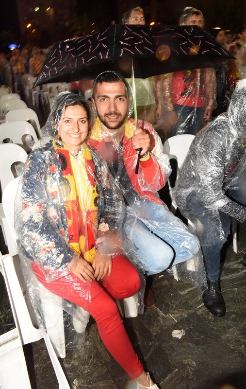 Bornova'da yağmur altında Göztepe coşkusu